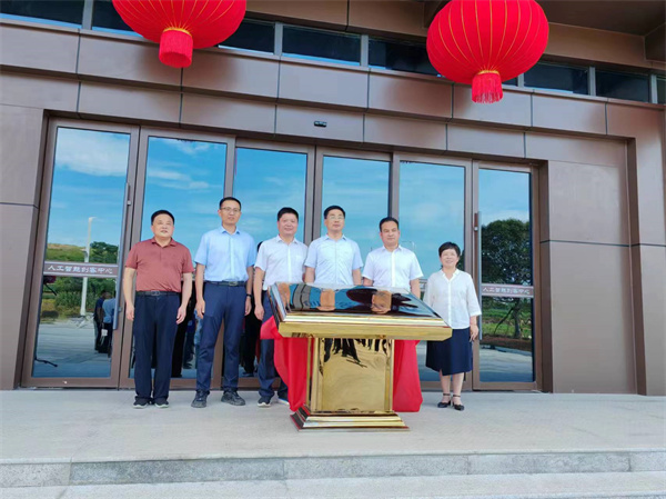 7月18日上午，歙縣人工智能創(chuàng)客中心正式投入使用并舉行揭牌儀式，縣委常委、常務(wù)副縣長(zhǎng)詹凱主持儀式，縣委副書記、縣長(zhǎng)王奇勇和徽投集團(tuán)黨委書記、董事長(zhǎng)洪筱明共同為歙縣人工智能創(chuàng)客中心揭牌?？h委常委、縣經(jīng)開區(qū)管委會(huì)主任王坤，副縣長(zhǎng)程衍生，縣政協(xié)副主席、財(cái)政局局長(zhǎng)曹胡翠，縣直有關(guān)部門、縣各金融機(jī)構(gòu)主要負(fù)責(zé)同志，共同見證揭牌儀式，并觀摩富豐新城片區(qū)投資規(guī)劃沙盤、集團(tuán)企業(yè)館1。.jpg