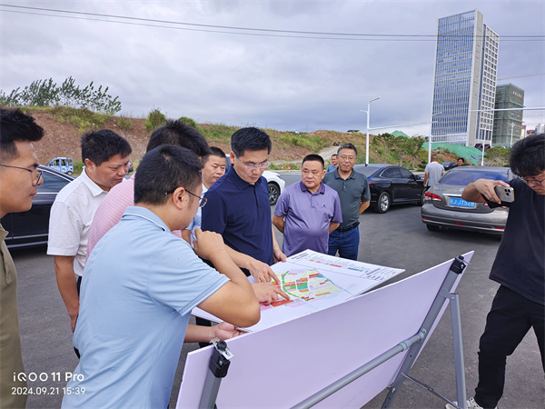 9月21日，洪董，張總陪同王奇勇縣長一行調(diào)研富豐新城片區(qū)開發(fā)推進情況。.jpg