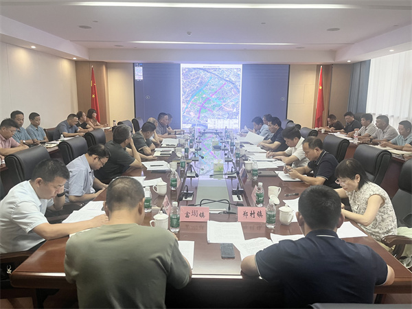 9月21日下午，王奇勇縣長在集團黨委會議室召開富豐新城片區(qū)開發(fā)工作推進工作會，縣領導詹凱、張暉，縣發(fā)改委、縣財政局、縣資規(guī)局、縣住建局、縣林業(yè)局、徽投集團、富豐新城投資開發(fā)公司、市政公司、徽城鎮(zhèn)、鄭村鎮(zhèn)、富堨鎮(zhèn)主要負責同志；縣紀委監(jiān)委、縣委組織部負責同志參加會議1。.jpg