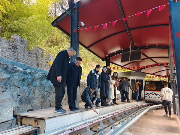 12月9日，縣人大鄭向陽主任，洪董率隊赴象山考察軌道爬山車項目.jpg