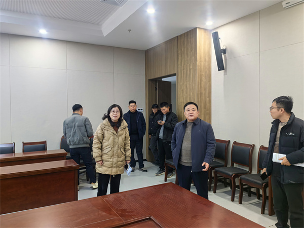 12月24日，洪董會同人大鄭主任檢查行知研學基地會務場地布置工作。.jpg