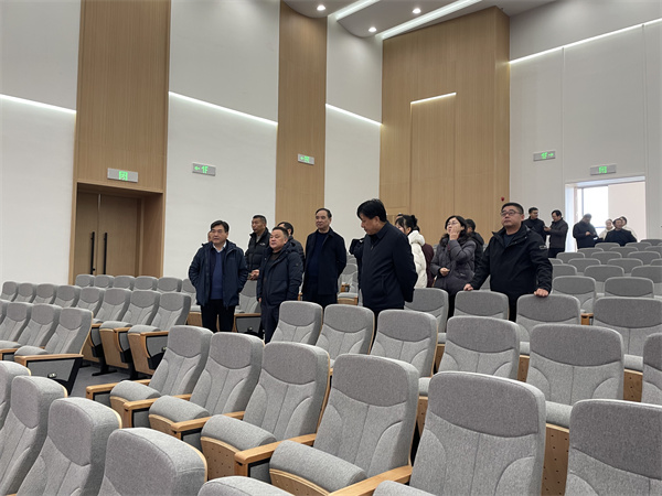 1月4日，洪董陪同吳志平書記檢查行知研學(xué)基地會務(wù)準(zhǔn)備情況。.jpg