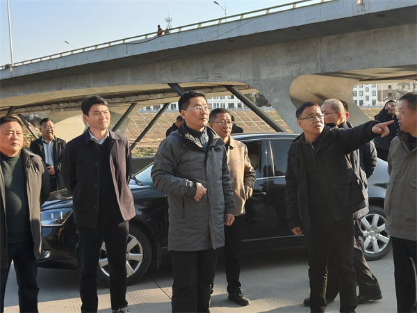 1月19日下午，縣政府縣長實地調(diào)研新安江流域防洪治理工程項目進展情況，副縣長程偉，縣政府辦、縣水利局、縣應急局、縣住建局、縣城管局、徽投集團、徽城鎮(zhèn)、桂林鎮(zhèn)有關(guān)負責同志隨同參加。.jpg