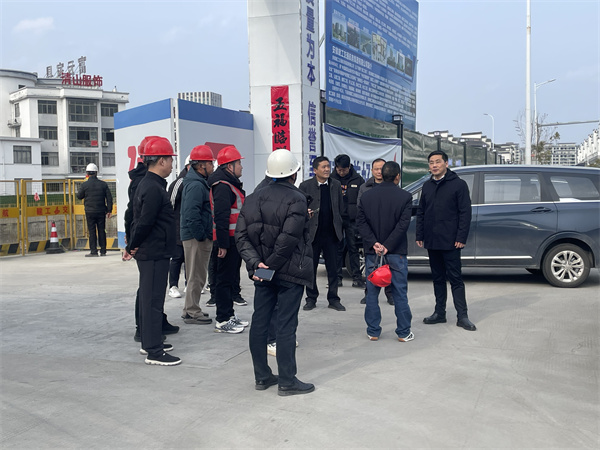 2月5日，縣長王奇勇帶隊調(diào)研新徽商創(chuàng)業(yè)基地一期一標(biāo)段項目春節(jié)后復(fù)工復(fù)產(chǎn)工作，黃山徽投集團(tuán)總經(jīng)理潘楷金陪同調(diào)研。.jpg