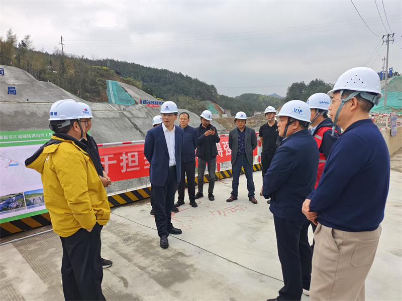 3月27日，縣長王奇勇帶隊(duì)調(diào)研防洪工程項(xiàng)目建設(shè)情況，黃山徽投集團(tuán)黨委書記、董事長洪筱明，副總經(jīng)理張高峰陪同調(diào)研。.jpg