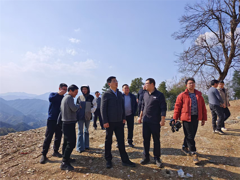 3月18日，縣長王奇勇帶隊調(diào)研石潭景區(qū)項目，黃山徽投集團黨委書記、董事長洪筱明陪同調(diào)研。.jpg