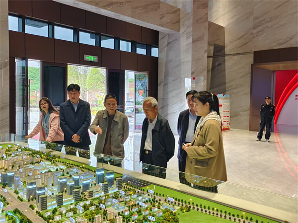 4月17日，潘總陪同市人大常委會(huì)原副主任鮑小如一行調(diào)研富豐新城項(xiàng)目.jpg