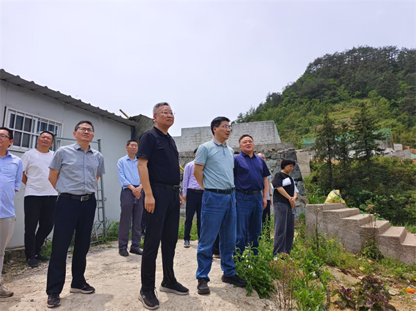 5月4日，洪董陪同王奇勇縣長(zhǎng)一行調(diào)研湖田山景區(qū)項(xiàng)目.jpg