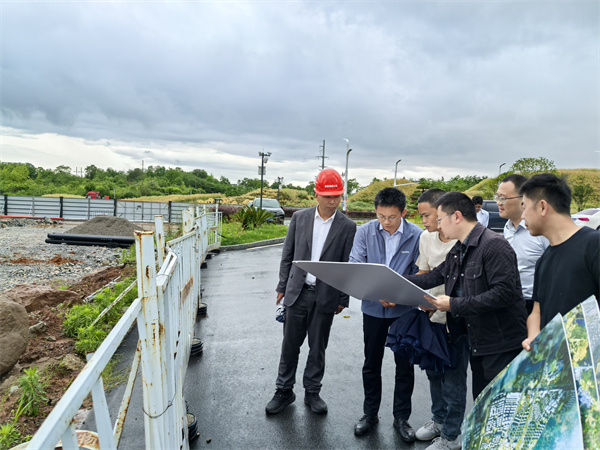 5月9日，常務副縣長戴維調研富豐新城片區(qū)項目，潘總、余總陪同1.jpg