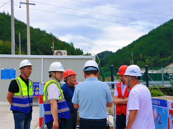 7月28日，洪董帶隊赴新安江防洪工程、新徽商創(chuàng)業(yè)基地開展“高溫送清涼”活動并進行安全生產(chǎn)專項檢查1。.jpg