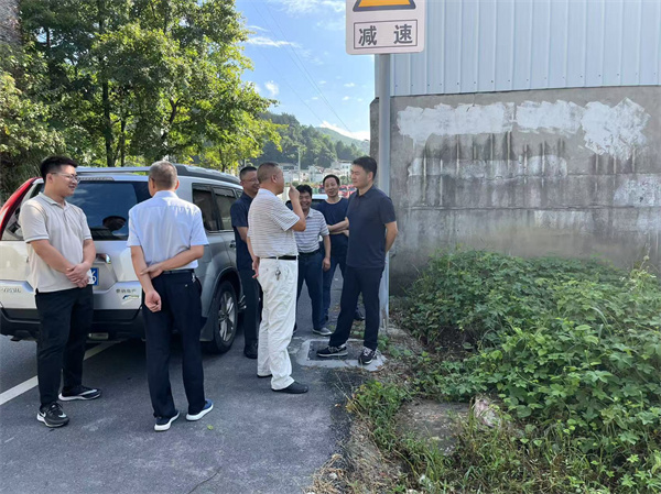 8月6日，程偉副縣長帶隊現(xiàn)場調(diào)研防洪項目鮑川安置區(qū)事宜。.jpg