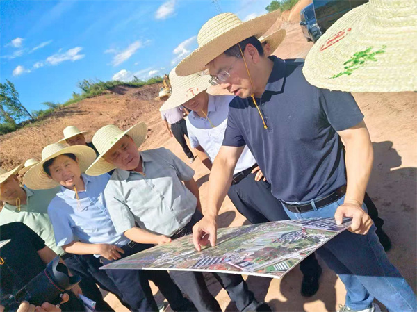 8月14日，洪董、余總陪同王奇勇縣長帶隊調(diào)研富豐新城黎七路、賓虹大道、富資路、消防站、兩館等項目2。.jpg