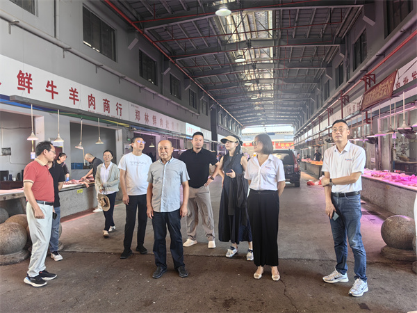 8月28日，高主任帶隊，文明辦、市監(jiān)局、徽投集團到浙江衢州農(nóng)商城、新農(nóng)都批發(fā)市場和明輝蔬果配送公司調(diào)研學(xué)習(xí)食材供應(yīng)鏈配送項目.jpg