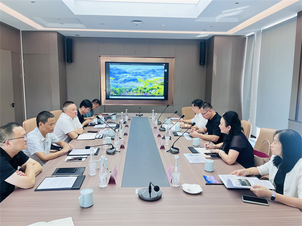 9月28日，深圳福美投資、深圳互聯網文化促進會、安徽瀚之源碳桐環(huán)?？萍加邢薰镜瓤蜕谈凹瘓F洽談項目合作事項，洪董、潘總、吳書記、余總及石潭公司參加座談。.jpg