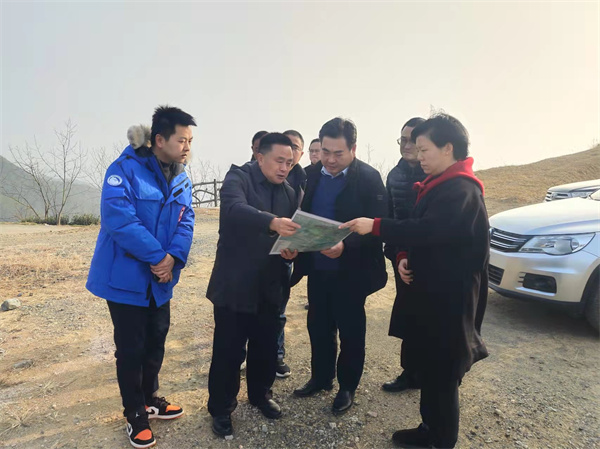 1月13日洪董率隊陪同吳縣長調研湖田山景區(qū)項目.jpg