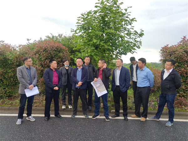4月23日，洪董率隊陪同汪凱縣長調(diào)研糧庫項目.jpg
