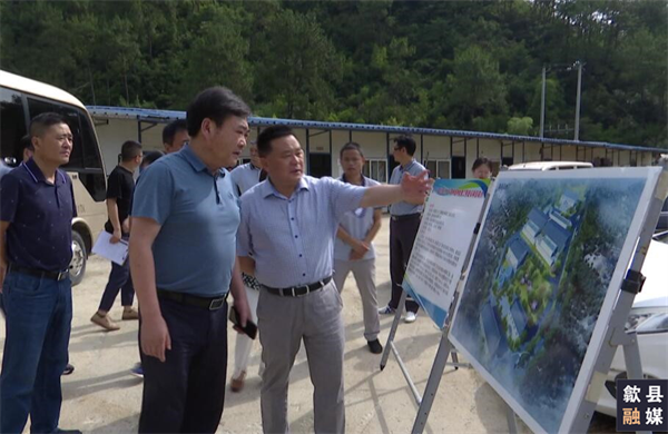 6月18日，縣委常委、常務(wù)副縣長吳志平帶隊(duì)先后來到城區(qū)備用飲用水源保護(hù)區(qū)治理工程、第三水廠及供水管網(wǎng)配套延伸工程、漁梁風(fēng)貌整治提升工程、城區(qū)老舊管網(wǎng)提升項(xiàng)目、游泳館二期等重點(diǎn)項(xiàng)目建設(shè)現(xiàn)場，黃山徽投集團(tuán)黨委書記、董事長洪筱明陪同。.png