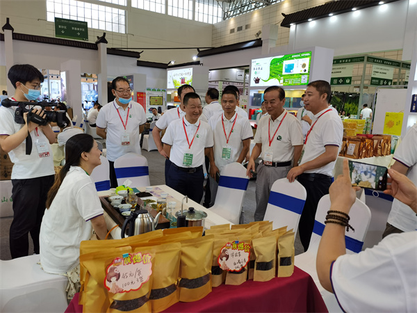7月23日，2022年“濟(jì)南泉?歙縣茶”山東推介暨萬(wàn)人品鑒會(huì)活動(dòng)，參與人員：潘楷金、方  亮、程思肯、黃仙紅、錢(qián)助君、汪俊康.jpg