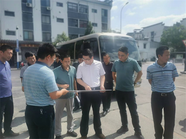 9月2日，王縣長，吳書記查看新安路跨鐵路，富豐新城商務(wù)中心及大數(shù)據(jù)中心項目進(jìn)展情況1.jpg