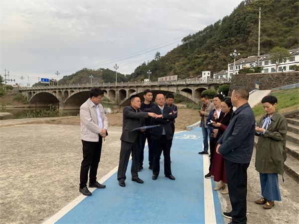 10月25日，縣委書(shū)記汪凱調(diào)研豐樂(lè)河濱江公園項(xiàng)目.jpg
