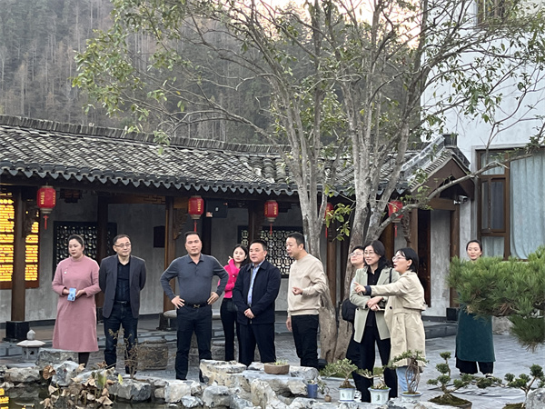11月26日，縣人大鄭向陽主任帶隊考察黟縣泊心云宿建成運(yùn)營情況，洪董，方總，葉總陪同調(diào)研。.jpg